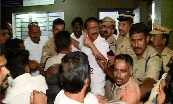 family-of-the-child-in-vandiperiyar-needs-protection-congress-blockaded-the-station