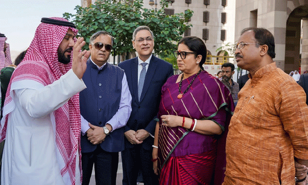 v-muraleedharan-and-smriti-irani-visited-madinah-