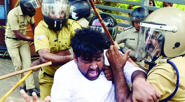 Youth Congress protests in Kozhikode and Pathanamthitta; Police fired water cannons and tear gas