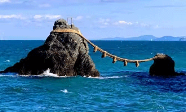 japans-ewa-aka-is-a-wedding-rock-as-a-symbol-of-marriage-bkg-s7nl6e