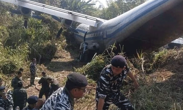military plane crashes 6 people were injured 14 people were on board