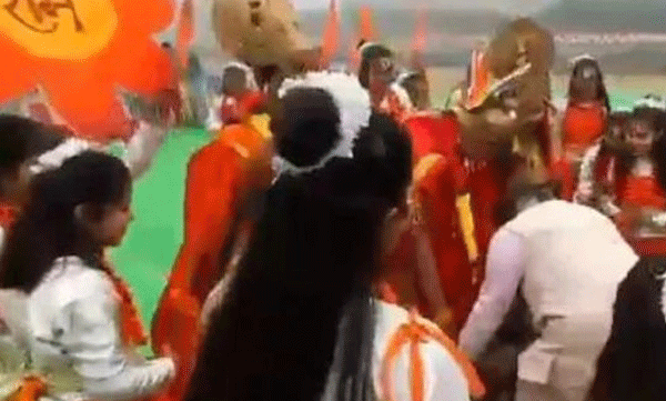 
"I got emotional seeing the Lord's presentation"; Boy dressed up as Lord Rama in the Republic Day celebration; Haryana Chief Minister fell on his feet