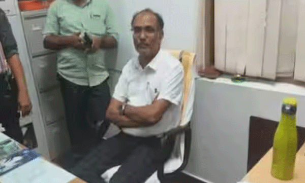 proffessor-who-accused-in-bribe-case-attend-republic-day-celebrations-periya-university-kasaragod