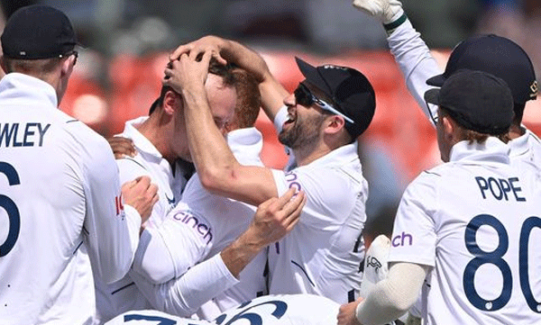 First Test for England; The Indian column collapsed; Seven wickets for Hartley