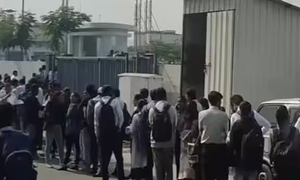 queue-of-3000-engineers-for-walking-interview-viral-video