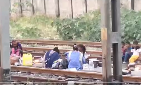 video-of-women-preparing-food-by-in-the-middle-of-a-railway-track-has-gone-viral