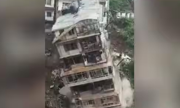 വെറും സെക്കന്റുകള്ക്കുള്ളില് നിലംപൊത്തി അഞ്ച് നില കെട്ടിടം: ഞെട്ടിക്കുന്ന ദൃശ്യങ്ങള് പുറത്ത്
