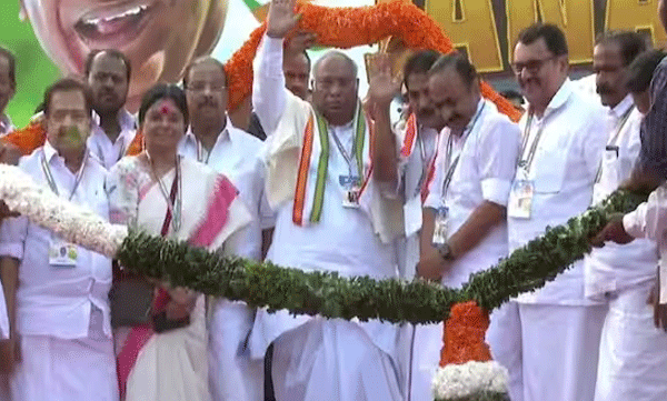 gas-price-hike-to-16000-rupees-this-is-modis-india-says-mallikarjun-kharge