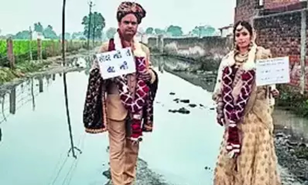Couple 'weds' near drain to protest filth in Agra