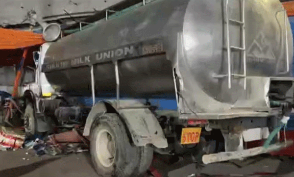 milk-truck-rams-into-multiple-cars-sikkim.