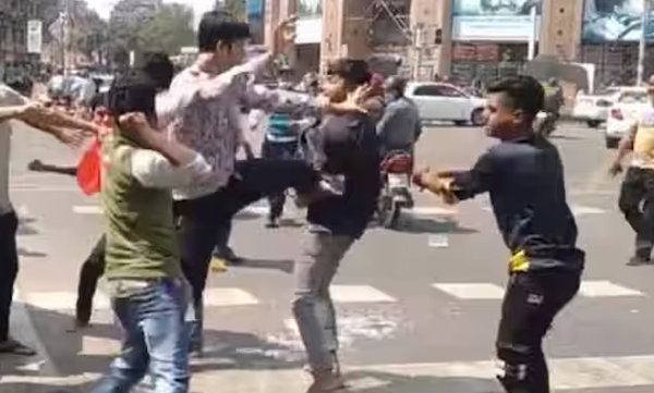 video-of-a-group-of-youths-fighting-on-the-road-for-sending-a-message-to-a-girl-has-gone-viral
