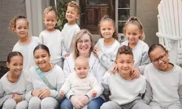 social-media-influencer-who-loves-embracing-motherhood-and-gives-birth-every-year