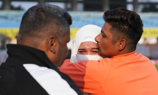 sarfaraz-khan-wipes-wifes-tears-after-receiving-maiden-test-cap