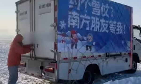 the-company-delivered-snow-in-a-container-for-a-distance-of-3300-km-in-china