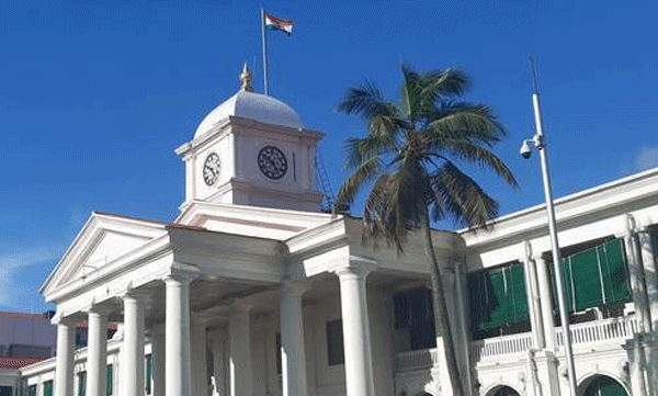 no-boards-in-private-vehicles-government-to-control-secretariat-officials