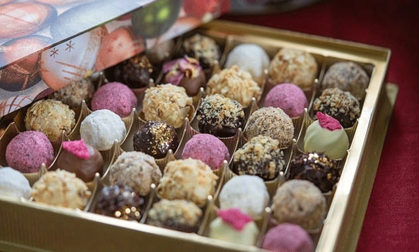 divorce-case-hearing-in-valentines-day-man-offers-chocolate-to-wife