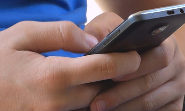 man-addicted-to-tinder-dating-app-searching-500-profile-per-day-affects-his-mental-health