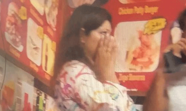 The crowd asked the young woman to remove her clothes; Rescued by female police