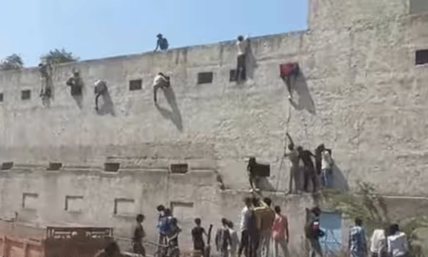men-climbs-school-walls-to-help-students-in-exam-mass-cheating-in-haryana-school-video