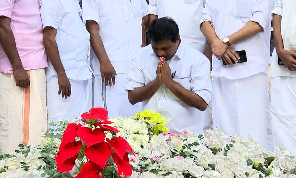 kodikunnil-suresh-started-the-election-campaign-by-praying-at-oommen-chandys-grave