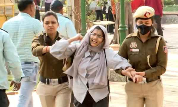 student-protest-against-caa-in-delhi-university