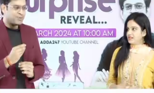 video-of-a-teacher-proposes-to-his-colleague-in-a-live-class-went-viral