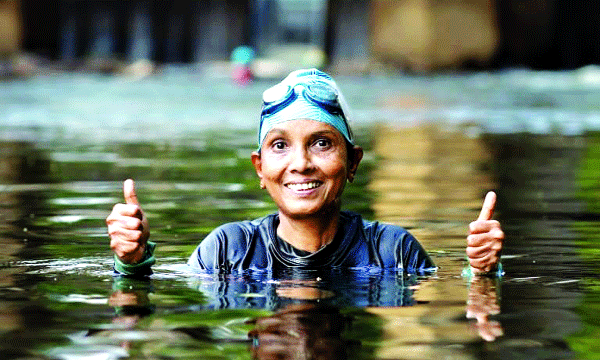 A 62-year-old woman is about to swim seven kilometers in the widest part of Vembanatukayal