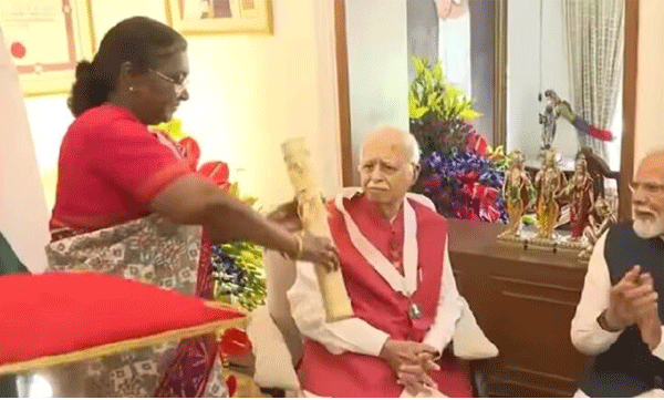 president-draupadi-murmu-presented-the-bharat-ratna-to-former-deputy-prime-minister-lk-advani