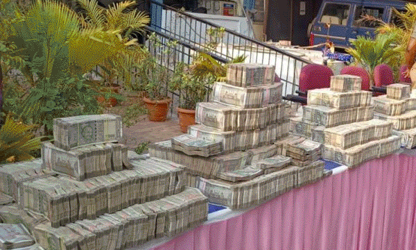 Police raid on jewelery owner's house in Bengaluru; 5.60 crore and 103 kg of silver seized