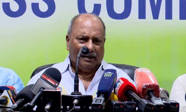 children-of-congress-leaders-joining-bjp-is-wrong-says-ak-antony