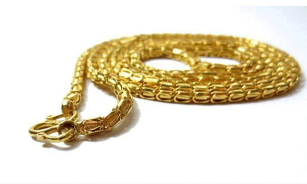 broke into the house and tied the young woman to a chair; Then the gold was stolen