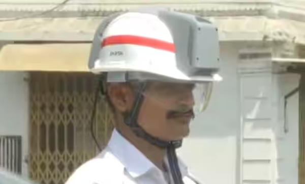 students-of-iim-vadodara-with-ac-helmets-for-trafic-police