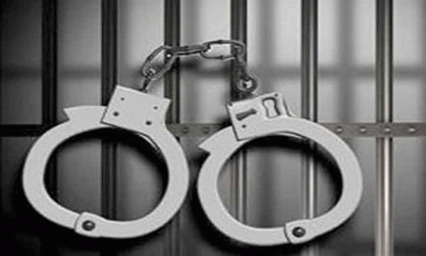 He took off his hand from the shackle; The accused who was arrested in the assault case escaped from police custody