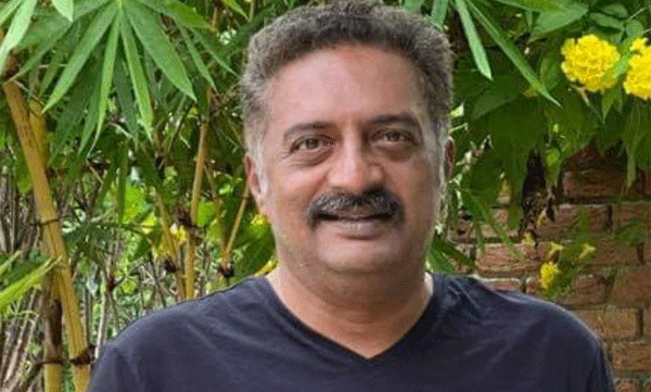 
"He is not a Congressman. But he is supporting Tharoor who asked questions to the king. Prakash Raj started campaigning for Shashi Tharoor.