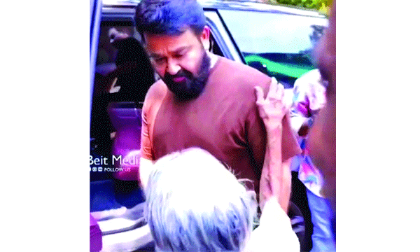 Even after seeing it in person, the elderly fan looked at the superstar and couldn't believe it