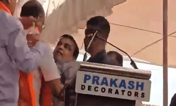 nitin-gadkari-faints-on-stage-during-election-campaign-in-maharashtra