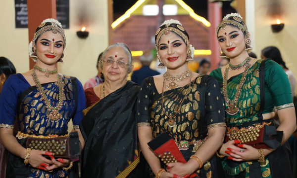 asha-sharath-actress-posted-photo-with-her-mother-and-daughters-latest