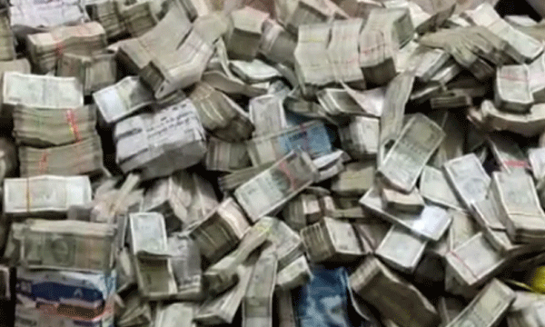 25 Crore Cash Found In Help's House In Raids