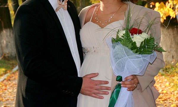 woman-given-birth-to-baby-boy-on-her-wedding-day