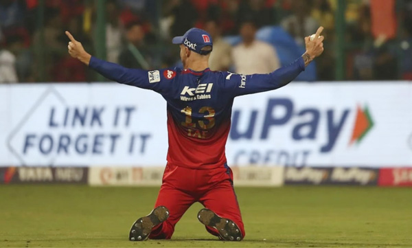 faf-du-plessis-take-an-incredible-catch