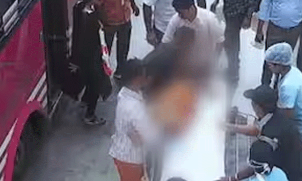 Private bus workers won applause by performing service during the service