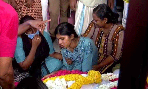 nambi-rajesh-widow-and-children-meets-cm-pinarayi-seeks-help-to-get-compensation-from-air-india-express