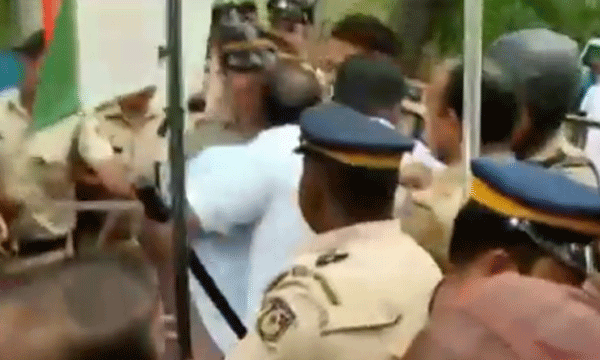 Fish thrown to Pollution Control Office; Protest over the death of fish