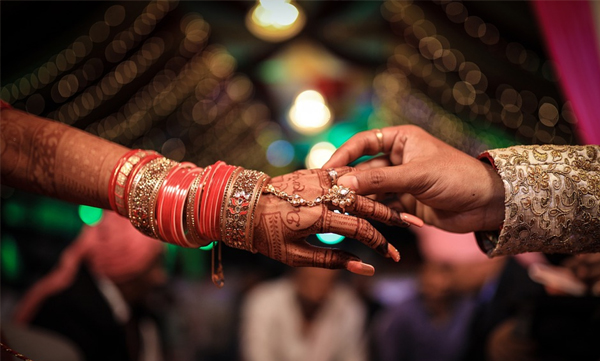groom-kiss-bride-in-jai-mala-ceremony-causes-fight-and-chaos