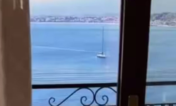 woman-booked-seaside-view-room-but-this-is-happened