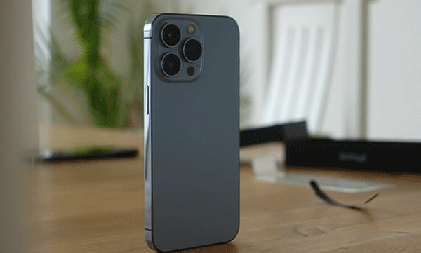 no-money-for-iphone-father-kneels-in-front-of-daughter