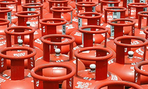 Reduced price of cooking gas for commercial purposes; 70 rupees less
