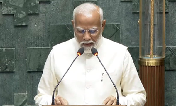 The Prime Minister retaliated by reminding the Congress of 'emergency', which protested by raising the Constitution