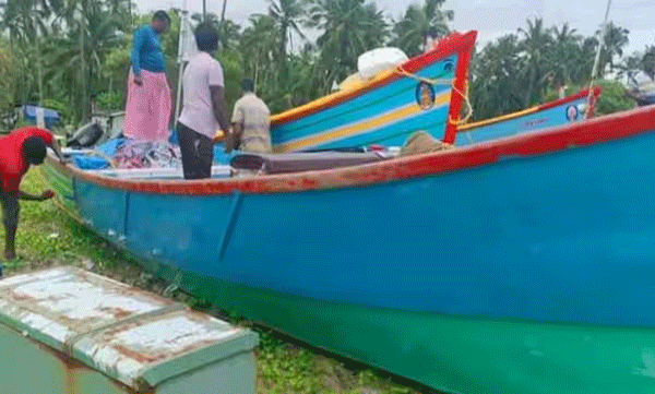 fishing-boats-from-kerala-found-with-colour-code-of-kerala-fisheries-marine-enforcement-took-action