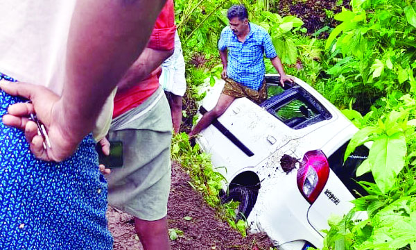 Stuck in a car that lost control and fell into a ditch; The passengers were rescued by fellow police officers
